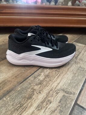 Brooks Woman’s Ghost 2 Max Sneakers Size 8